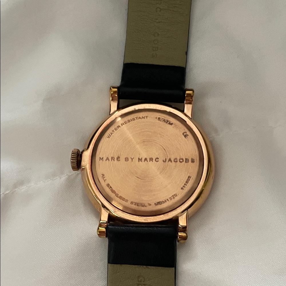 Marc Jacobs Gold and Black Dial Watch * needs battery* - Picture 6 of 6
